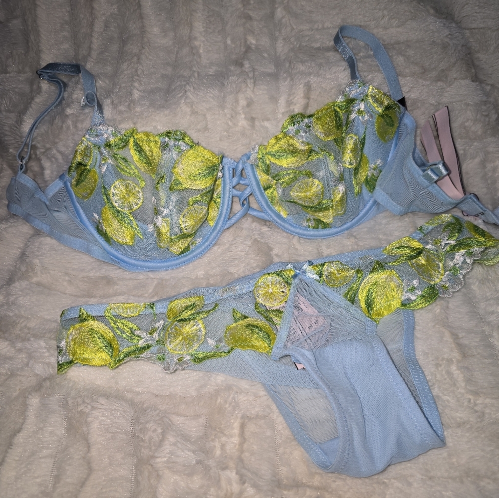 Victoria's Secret Dream Angels Bra in size 32D and matching panty in XSMALL